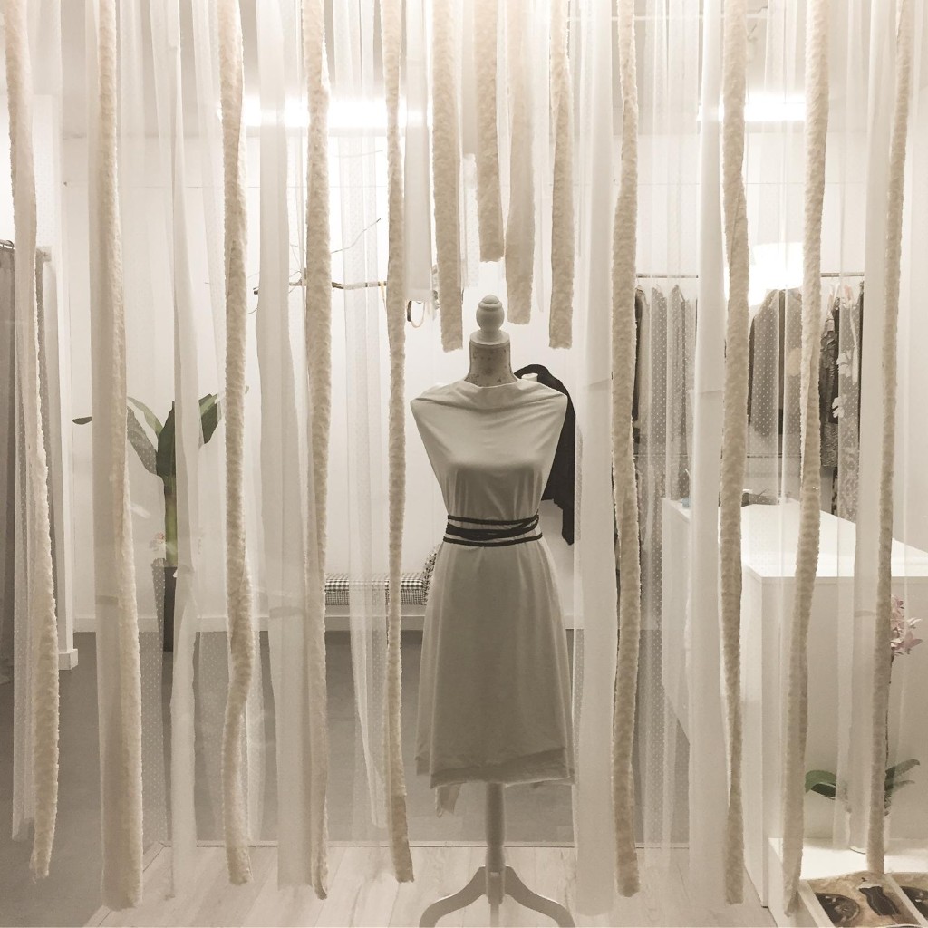 Interior del taller Fil i Agulla amb un maniquí al centre